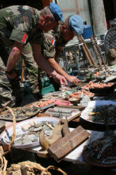 جنود من اليونيفيل وسط آثار لبنانية