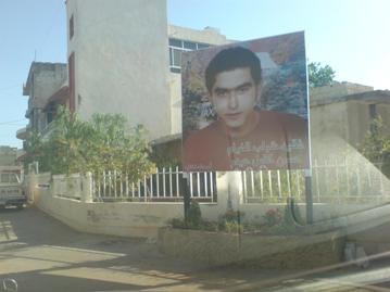 صورة ضخمة لفقيد البلدة من أصدقائه مكان الحادث