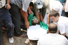 خلال مواراة جثمان وليد سلوم الثرى في مقبرة صيدا الجديدة