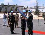 الجنرال الجديد فيرنانديز وهو يتسلم علم الكتيبة الاسبانية من سلفه الجنرال سانشيز