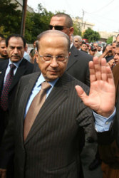 عون خلال جولته الجنوبية أمس (حسن بحسون)