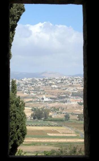 الخيام كما تشاهد من إحدى النوافذ في القليعة