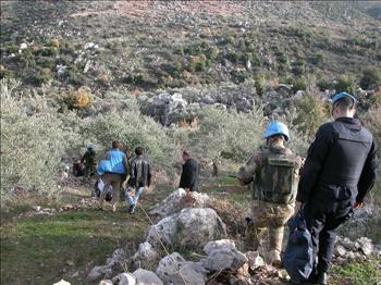 دورية لـ»اليونيفيل« ومراقبي الهدنة يفتشون المنطقة (طارق أبو حمدان)