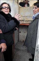 ليلى خالد وجميلة بوحيرد امام قن التعذيب في معتقل الخيام