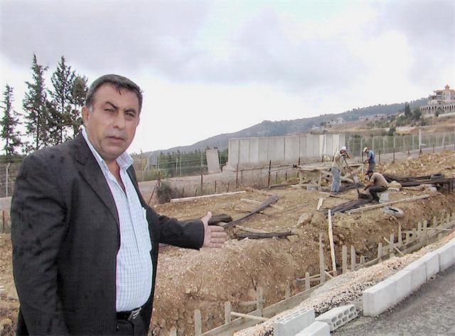 رئيس بلدية كفركلا موسى شيت،  كان موجوداً في موقع الأشغال - تصوير ادوار عشي