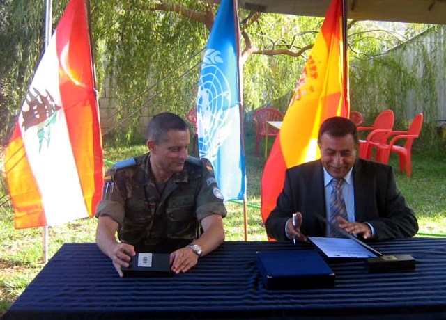 الجنرال ريكاردو ورئيس البلدية اسامة شيت يوقعان كتاب التسليم في كفركلا