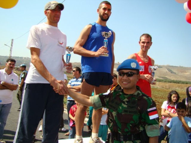 الكولونيل الأندونيسي يقدم الميدالية للرابح