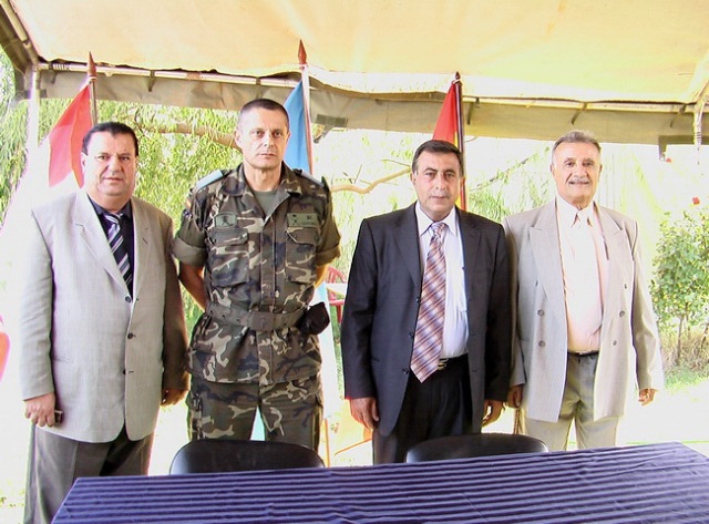 الفاريز وشيت مع صاحب الأرض طلال جمعة إلى اليمين والزعيم شيت – صورة مايـا العشي – مرجعيون