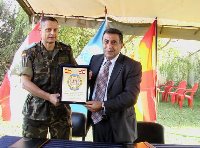 درع تقديرية من بلدية كفركلا للجنرال الفاريز – صورة مايـا العشي – مرجعيون
