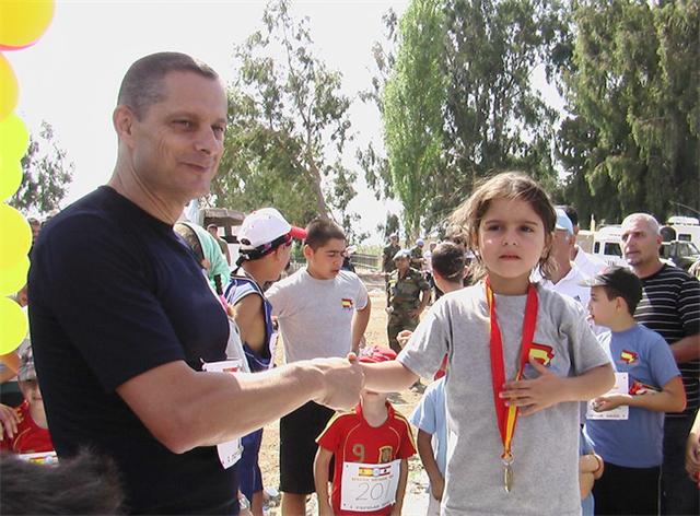 الفاريز يسلم طفلة شاركت بالسباق ميدالية ماراثون السلام - - صورة مايا العشي – مرجعيون