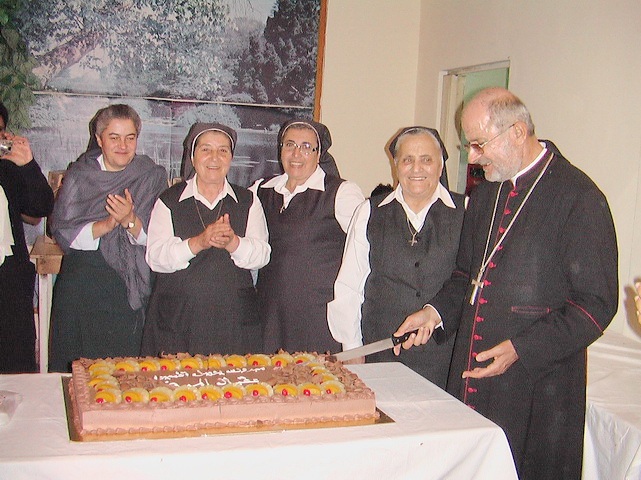 قطع قالب حلوى احتفاءً بالمناسبة – صورة ادوار العشي – مرجعيون