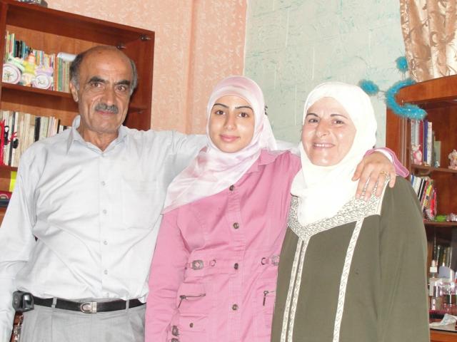 مريم بين والديها