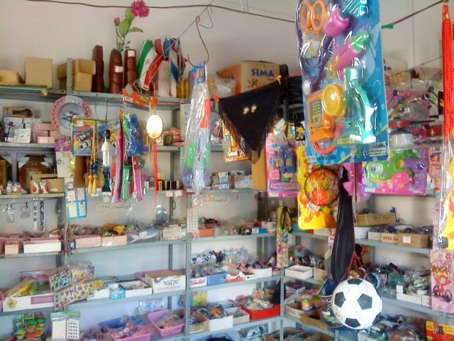محل الألعاب والهدايا المتواضع الذي تملكه العائلة