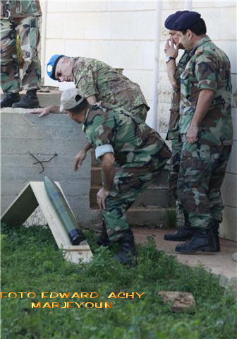 الجنرال غراتزيانو متفقداً مكان الصواريخ الكاتيوشا المنصوبة في حولا – صورة ادوار العشي - مرجعيون