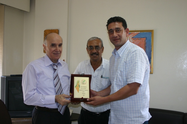 مهنا يتسلم الدرع التقدير من لجان العمل الصحي الفلسطيني