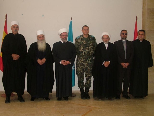 الجنرال ريكاردو اسبيخو مع رجال الدين في ابل السقي في صورة تذكارية