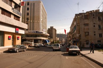 طرقات وأرصفة معبدة