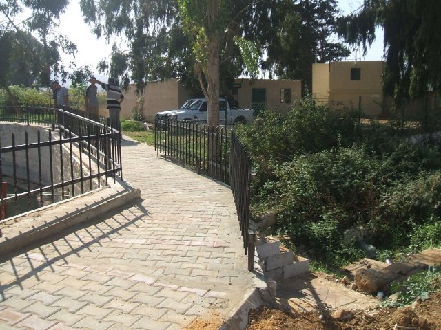 الرصيف والسياج والحيطان يشكلون جانباً من المشروع