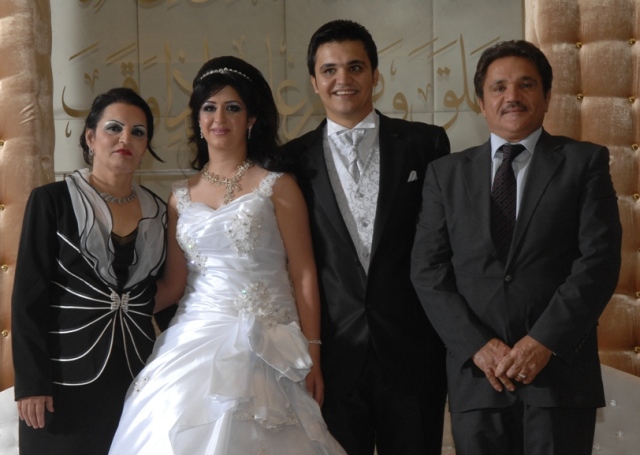 ... مع والديّ العريس