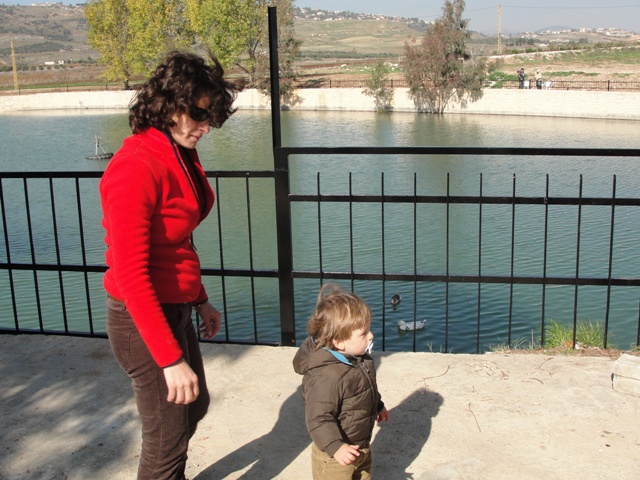  سيدة خيامية تتنزه مع طفلها على الرصيف الجديد للدردارة