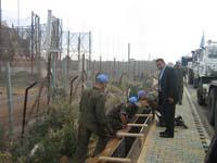 القوات الإسبانية والفرنسية تتعاون على بناء الرصيف في كفركلا