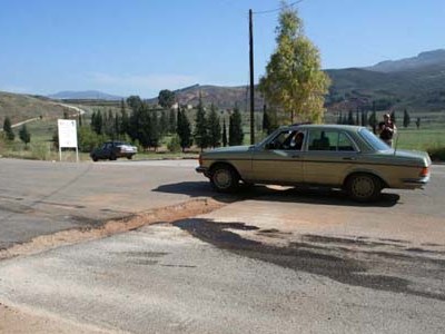 سيارة تعبر بصعوبة خندق الخردلي الليطاني