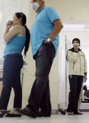  أمام مختبر فحص أنفلونزا «H1N1» في مستشفى بيروت الحكومي