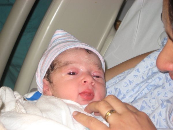 جود بين أحضان أمه للمرة الأولى