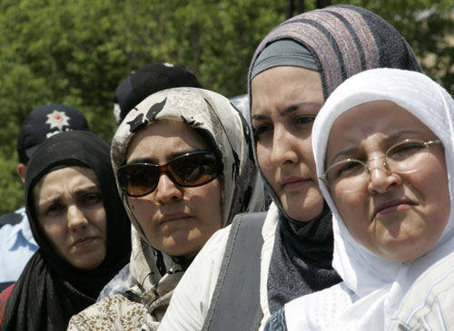 اتهم الإسلام بأنه لم ينصف المرأة وانه اعتبرها  مخلوق تابع للرجل مهيمنا عليها