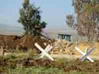 جرافة إسبانية تعمل على إقامة ساتر في العباسية