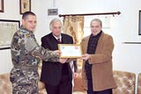 حايك والغفير يقدمان الدرع التقديرية الى الجنرال اسبيخو