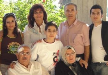 أبو فادي والأستاذ عزت رشيدي وبعض العائلة..