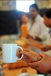  طبيب هندي يعرض طريقة عمل يد اصطناعية