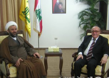 للواء عصام ابو جمرة في لقاء مع الشيخ نبيل قاووق (أرشيف)