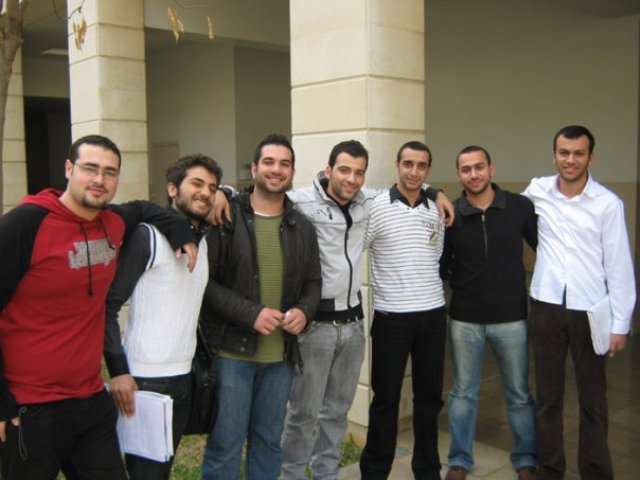 رامي متوسطاً بعض محبّيه الذين عرفوه عن كثب