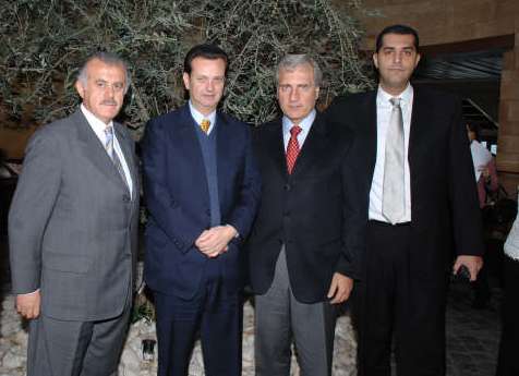 السيد طلال الضاوي وإبنه وبينهما كبار المكرّمين