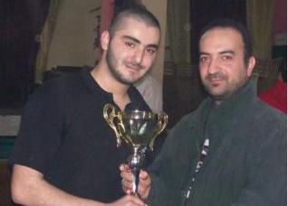 البطل حسين عبدالله، حاملاً الكأس، في صورة تذكارية مع المهندس شادي عبدالله