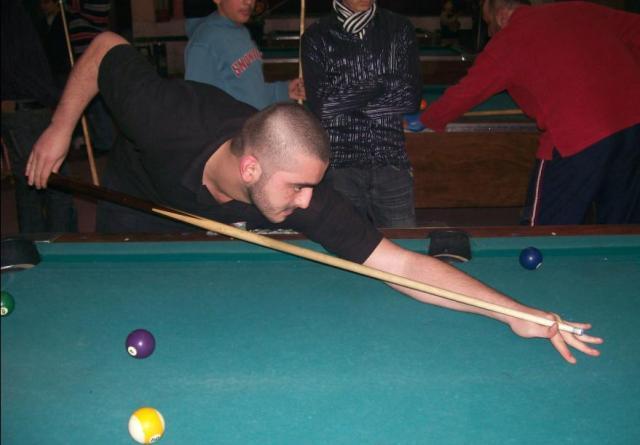 بطل الخيام بالبلياردو حسين عبدالله خلال البطولة