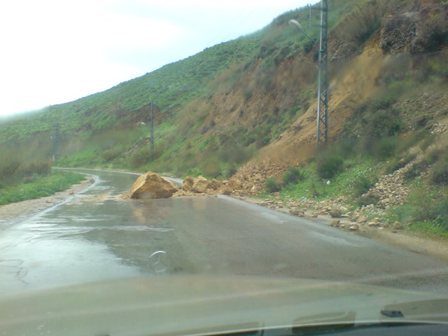 انهيار الصخور على طريق الخردلي