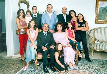 النائب انور الخليل في صورة عائلية