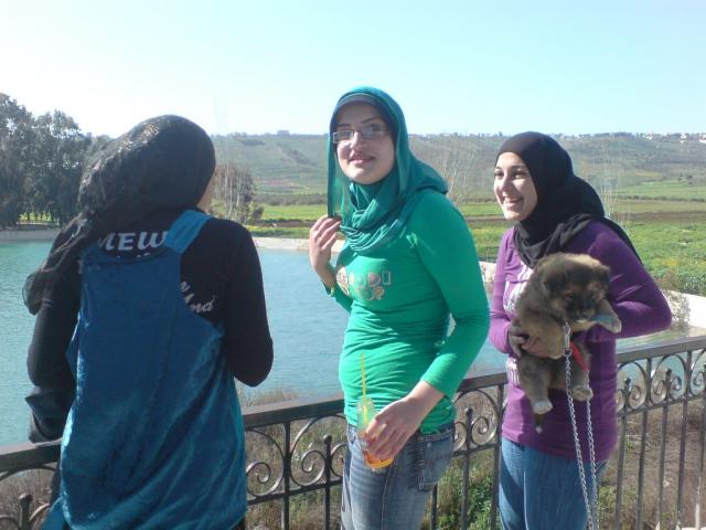 الصبايا سرقن من الصحو والطقس الربيعي الرائع لحظات من الراحة