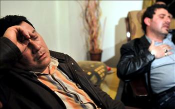 شقيقا يوسف فتوني يبكيانه ليل أمس الأول، فور وصول الخبر (علي لمع)