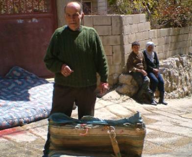 المعلم عبد الهادي يعرض بضاعته