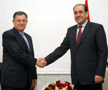 فؤاد السنيورة مصافحاً رمز الإحتلال الأميركي للعراق