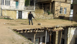 منزل ترابي يعاد بناؤه