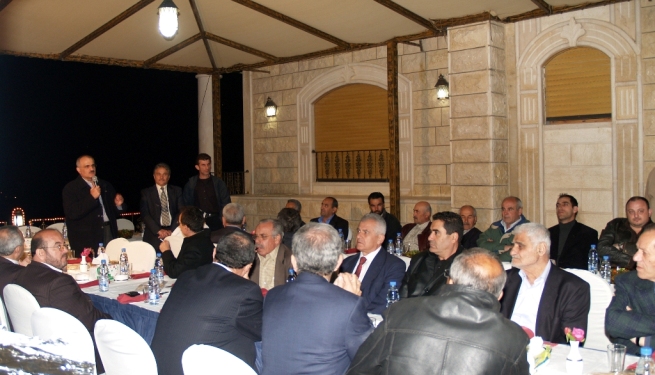 من الداخل.. قلعةً واسعة، بنتها أيد محترفة في الزخرفة وبناء الحجر