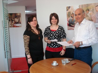 الدكتور كامل مهنا والسيدة ربى خوري بعد توقيع الإتفاقية