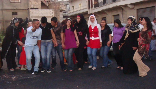 الشابات والشبّان عقدوا حلقات الدبكة الخيامية