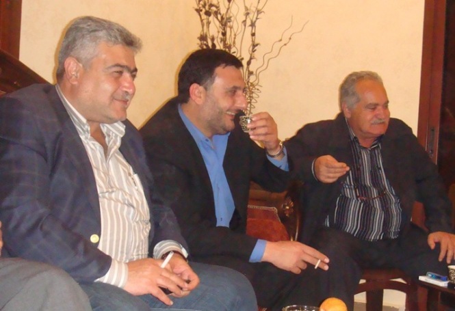 الحاج مهتدي متوسطاً الدكتور علي نصرات عبدالله والمهندس محمد عبدالله