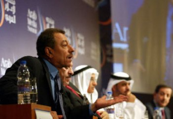 عبد الباري عطوان  في منتدى الإعلام العربي في دبي عام 2003